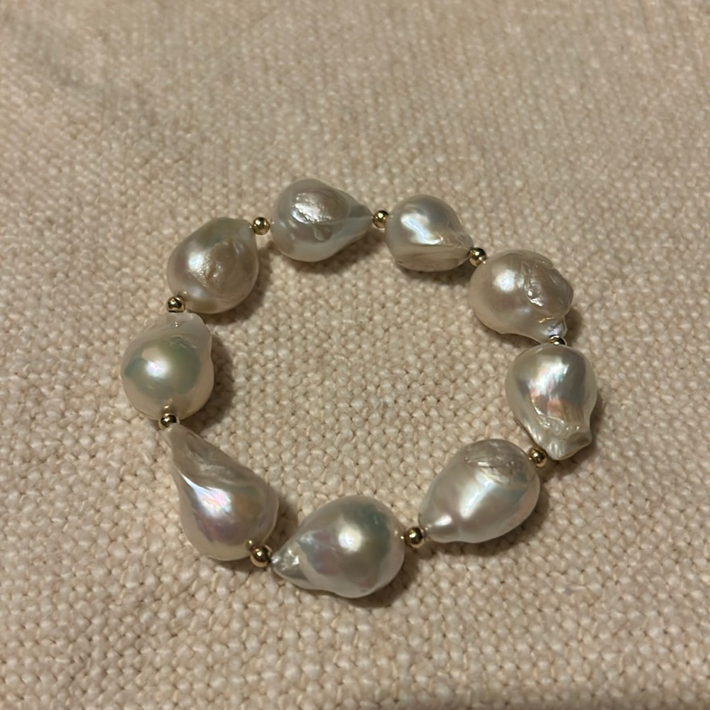 Baroque Pearl with gold bead stretch Bracelet